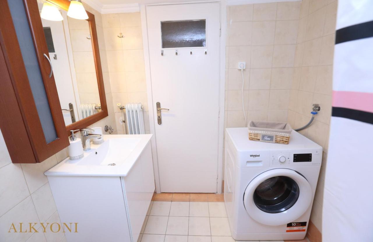 Melma Properties- Alkyoni Apartment By The Sea In Piraeus Bagian luar foto
